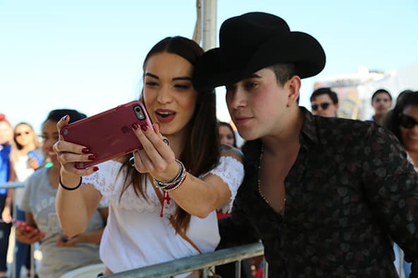 ¡Y hasta se tomó varias selfies!