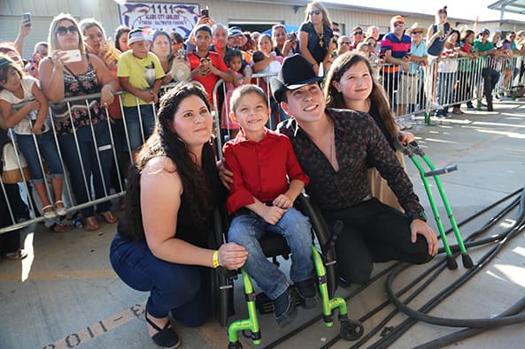 Él desde que llegó se portó muy amable y saludó a aquellos fans que esperaban detrás del escenario.