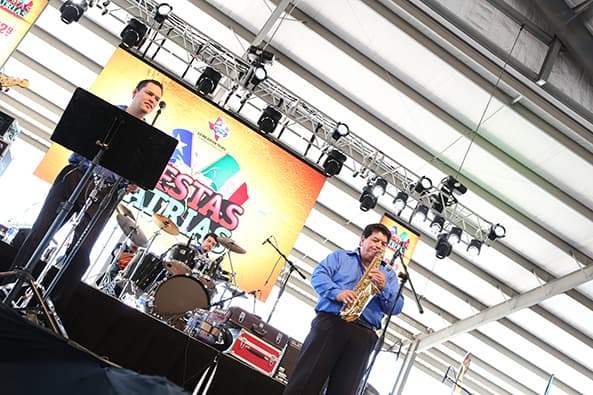 "Baila como Juana la Cubana, para seguir el ritmo se tienen que mover igual que Juana"