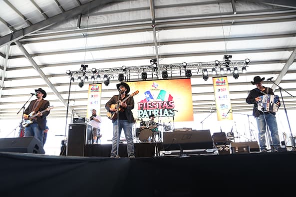 Ellos nos pusieron a bailar al ritmo de grandes temas.