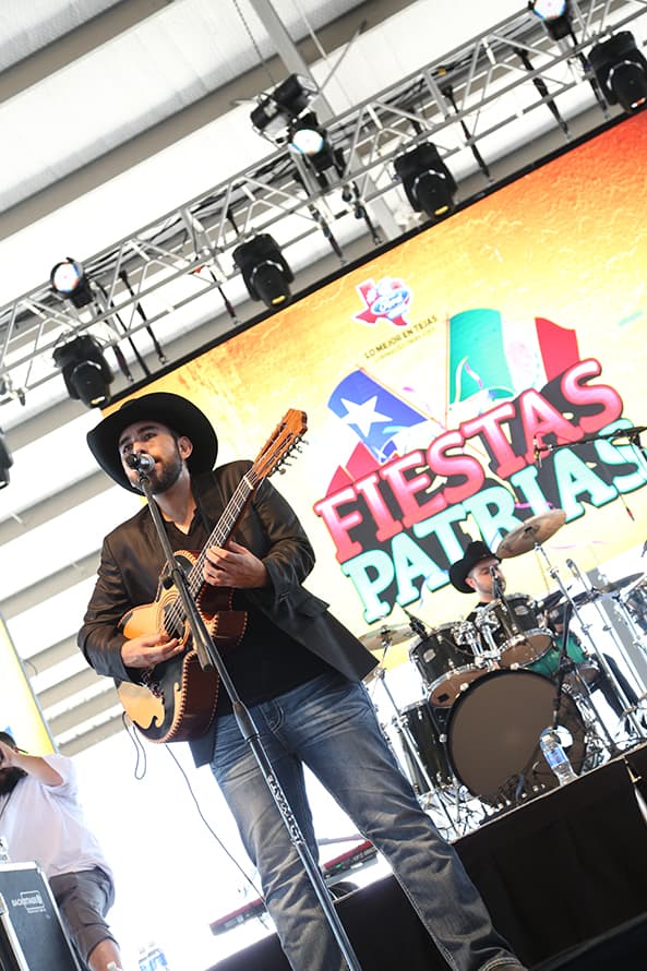 Fiestas Patrias contó también con la participación de Los Gallitos.
