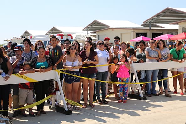 Mientras tanto, miles de fanáticos esperaban a un Príncipe...