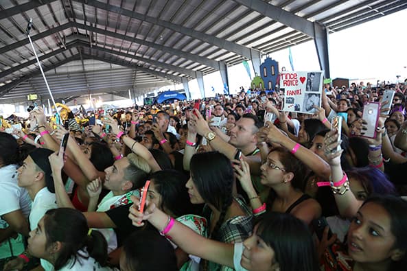 Así, escuchamos "Corazón Sin Cara" coreado por miles de fans.