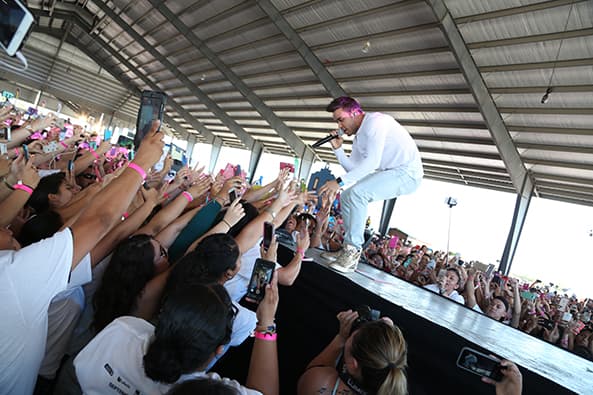 Y de igual manera subió al escenario, rodeado del cariño y la emoción de su público.