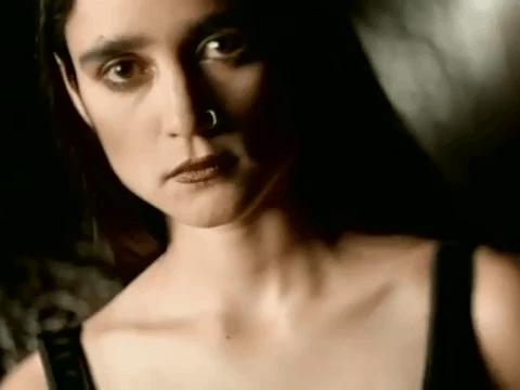 Julieta Venegas se dio a conocer en el mundo del rock con su disco 'Aquí', en 1997. La imagen de Venegas era lugubre y las letras de sus canciones eran sobre problemáticas sociales o el desamor, además su música estaba influenciada por el ska y un pequeño destello de pop.