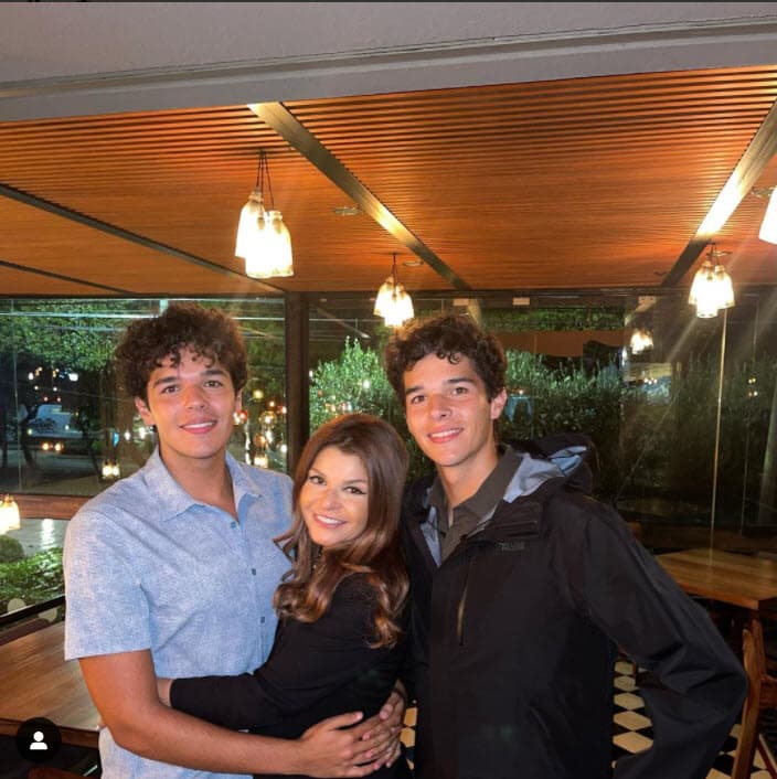 Itatí Cantoral es madre de tres hijos:
<b> <a href="https://www.univision.com/famosos/itati-cantoral-y-eduardo-santamarina-ya-huelen-a-suegros-uno-de-sus-gemelos-tiene-novia-y-es-mayor-que-el-fotos" target="_blank">los mellizos Roberto y José Eduardo</a> </b>(20 años), que tuvo mientras estuvo casada con Eduardo Santamarina de 1999 a 2004. 
<br>