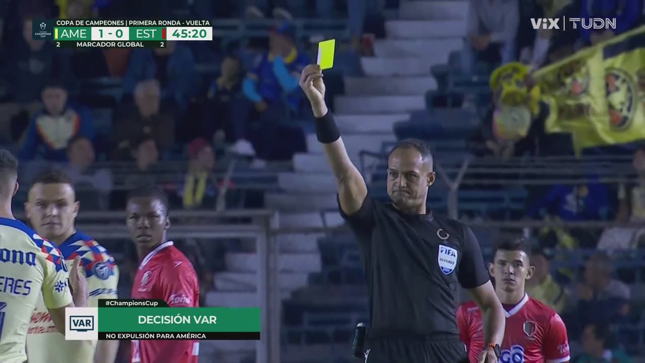 ¡Se salva Cáceres! El árbitro revisa el VAR y le quita la roja