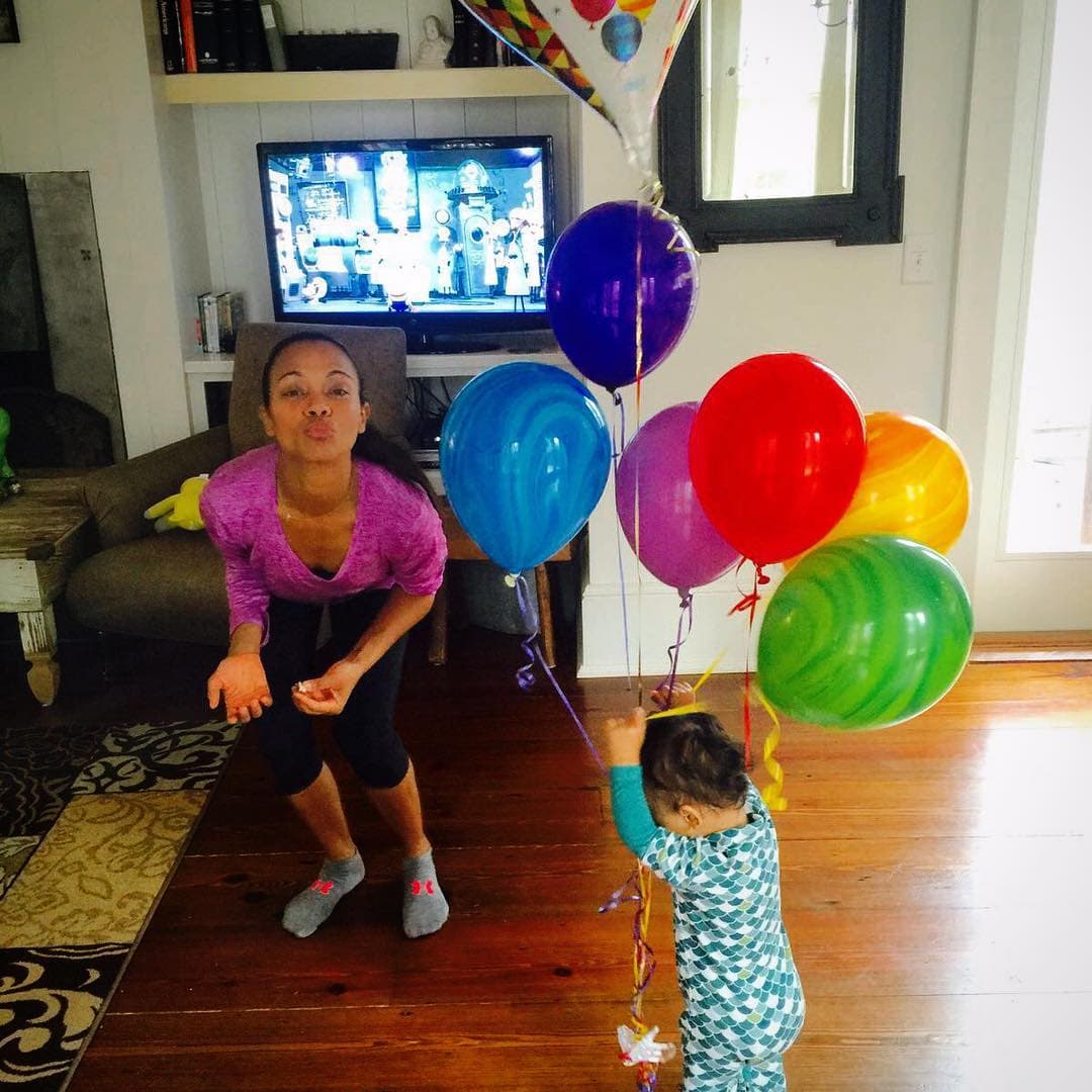 Aunque Zoe Saldaña está determinada a ponerse en forma, pero sus bebés hacen todo lo posible por llamar su atención. ¡Échale ganas, Zoe!