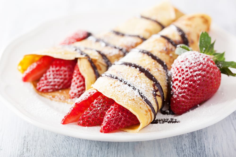 Crepes de fresas. Para una mañana de verano calurosa puedes preparar unas crepes con fresas o inclusive con otra fruta como kiwi o la favorita de papá.