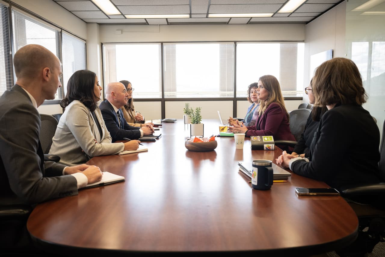Durante su vista al sur de Arizona, el secretario Mayorkas se reunió con la alcaldesa de Tucson, Regina Romero, para discutir los valores compartidos para un sistema de inmigración seguro, ordenado y humano y cómo apoyar mejor a las comunidades.