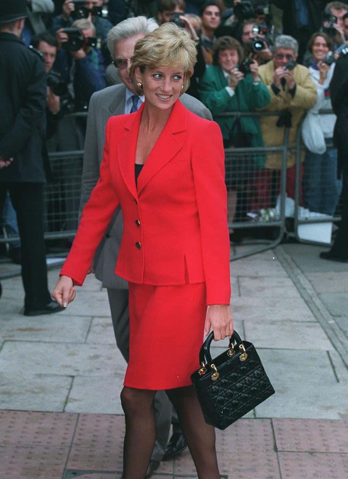 La firma puso el acento en una de las asas, de la cual penden las letras que conforman el apellido de la casa de moda.