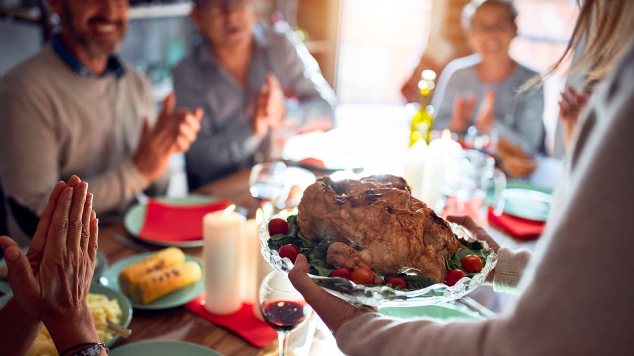 ¿Te excediste con la cena de Thanksgiving? Síntomas de indigestión y cómo hacer un détox