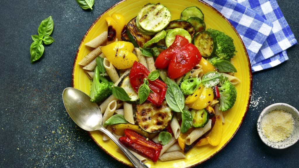 La pasta integral, con carbohidratos saludables, es la base de esta 
<a href="https://www.univision.com/noticias/reto-28/pasta-integral-con-coliflor-y-brocoli-reto-28">receta</a> con brócoli y coliflor aliñada con cúrcuma y queso parmesano.