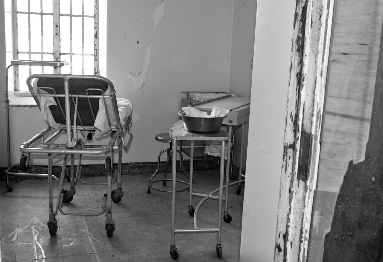 Así ha sido este horror con la evidencia encontrada: recientemente, autoridades londinenses reconstruyendo la estación de Liverpool han descubierto estas tumbas gigantescas repletas de cientos y cientos de esqueletos que datan de varios siglos y que quedaron ocultos con el tiempo...