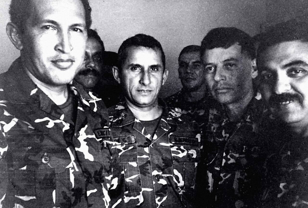 <b>Dentro de la prisión. </b>Otro intento de golpe militar surgió a finales de 1992, mientras Hugo Chávez estaba arrestado. Los principales líderes de ambas intentonas estuvieron presos juntos durante dos años, hasta que fueron indultados por el nuevo presidente de Venezuela, Rafael Caldera. En la foto, Hugo Chávez y otros cabecillas del golpe en la prisión de Yare, a 46 millas de Caracas. Allí recibían visitas y daban forma a sus ideas de asumir el poder. El segundo de derecha a izquierda es Francisco Arias Cárdenas, quien luego sería contrincante político de Chávez y después regresaría a ser su aliado.