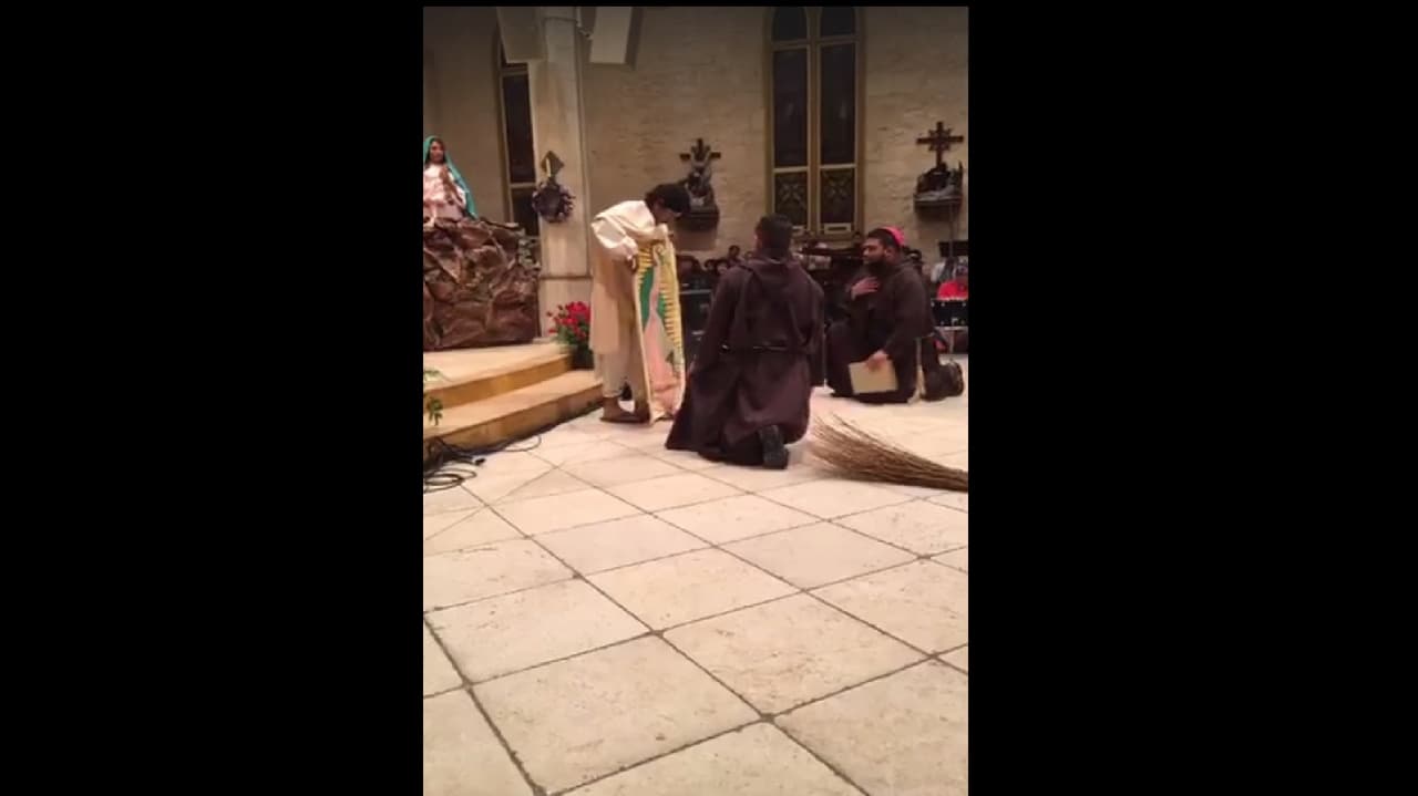 En esta imagen se muestra el momento en el que Juan Diego le mostró a los monjes su ayate, en donde había quedado impresa la imagen de la Virgen de Guadalupe. 
<br>