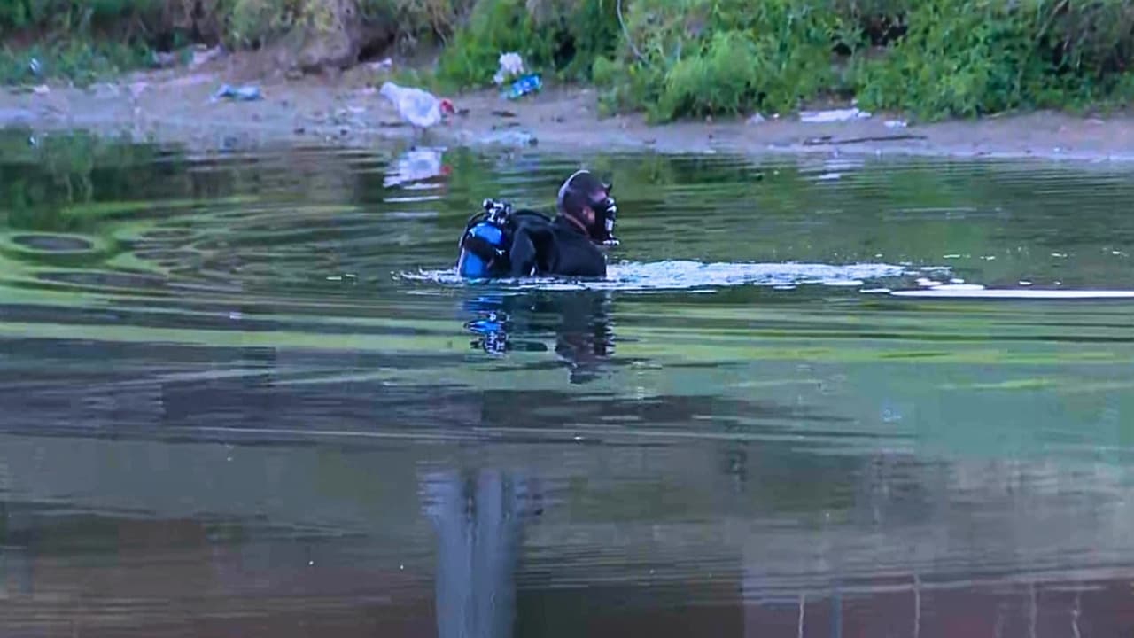 <h3 class="cms-H3-H3">Policías entraron al lago para intentar rescatarlo</h3> Varias llamadas al 911 alertaron sobre 
<b>una camioneta dentro de Fishtrap Lake.</b> 
<br>Los primeros agentes que llegaron 
<b>entraron al agua para intentar sacar al conductor, quien no respondía. </b>
<br>Personal de Dallas Fire-Rescue también acudió al lugar, 
<b>pero el hombre murió. </b>
<br>Su identidad todavía 
<b>no ha sido divulgada. </b>
<br>Las autoridades tampoco han publicado 
<b>una descripción del responsable ni del vehículo en el que escapó. </b>
<br>Quienes tengan información 
<b>pueden comunicarse al 214-671-4191 o escribir a daisy.mendoza@dallaspolice.gov </b>S
<br>i te encuentras en una situación de emergencia y necesitas ayuda inmediata, llama al 911.