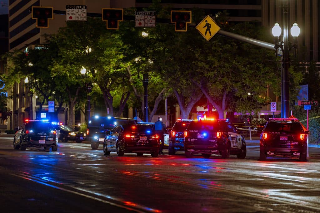 Una persona de la multitud levantó la cinta amarilla y se metió en la escena del crimen, fue arrestado. Después se dio una pelea entre las personas que estaban observando y tambipen fueron esposados por los oficiales