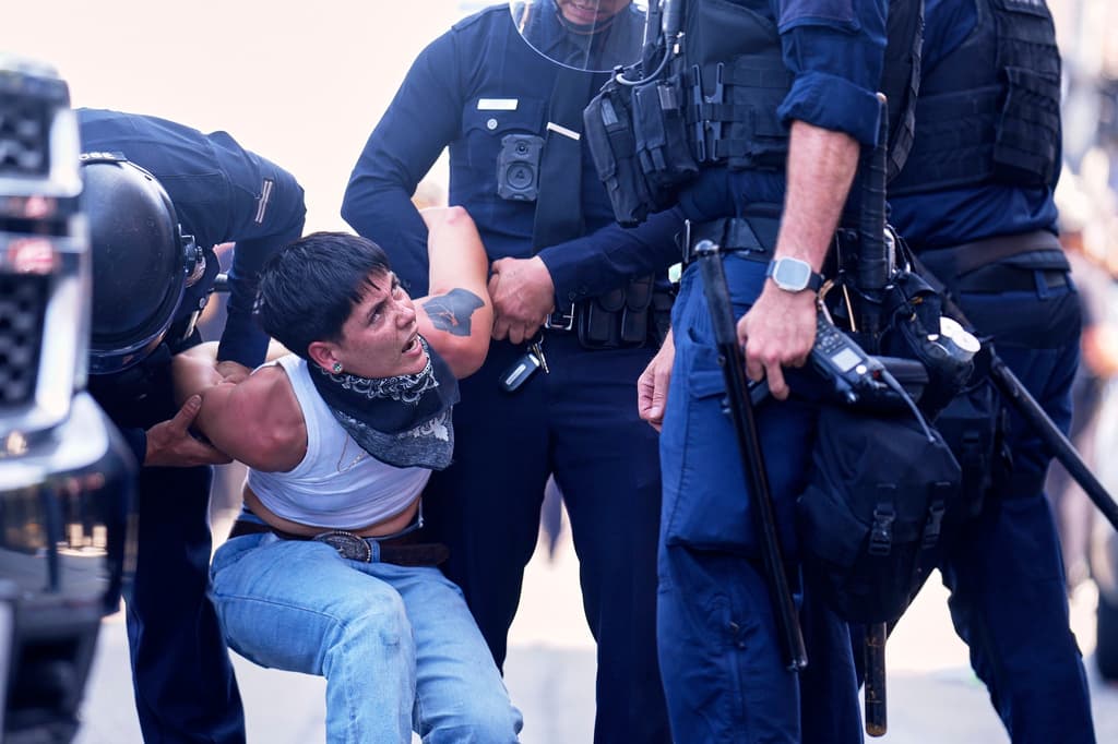 ¿Puedes perder la visa o la 'green card' si te detienen en una protesta? Experto en inmigración responde las dudas