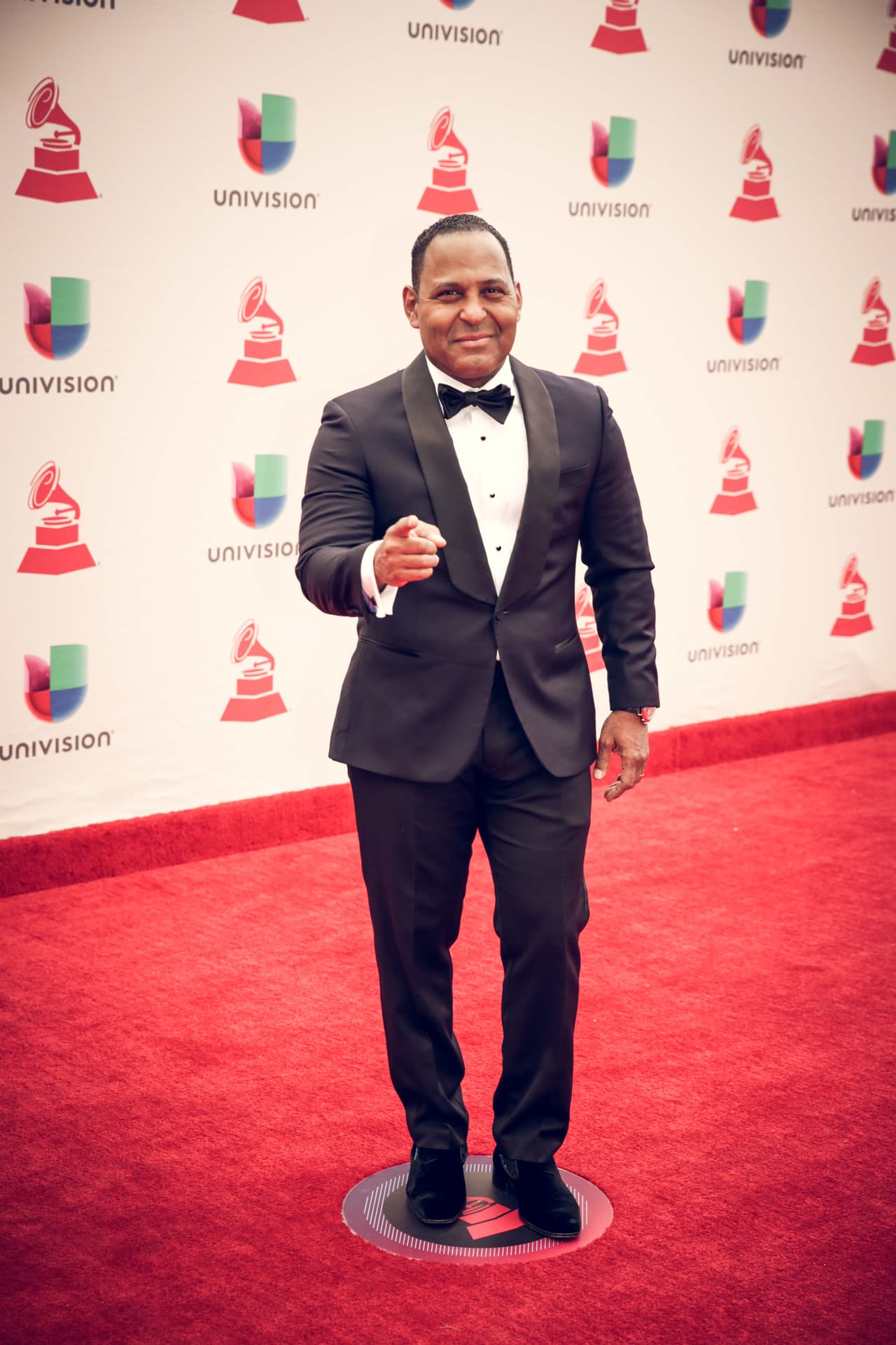 El periodista Tony Dandrades asistió a la gran noche de la música latina con un traje negro que le quedaba a la perfección. Complementó su atuendo con un corbatín negro al cuello y zapatos del mismo color.