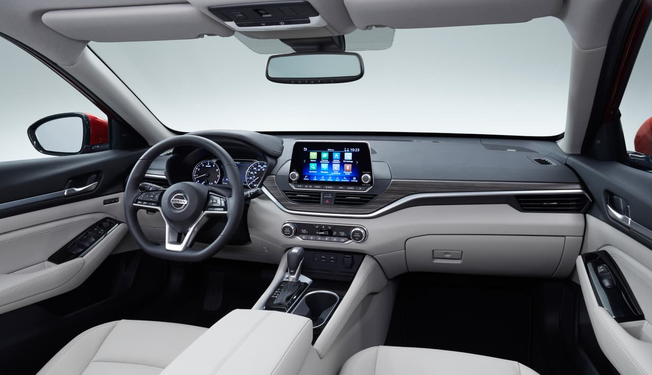 De la cabina sobresale su pantalla táctil central de ocho pulgadas con la última versión del sistema de
<b>info-entretenimiento NissanConnect </b>compatible con Apple CarPlay y Android Auto. El cuadro de instrumentos también cuenta con un nuevo diseño.