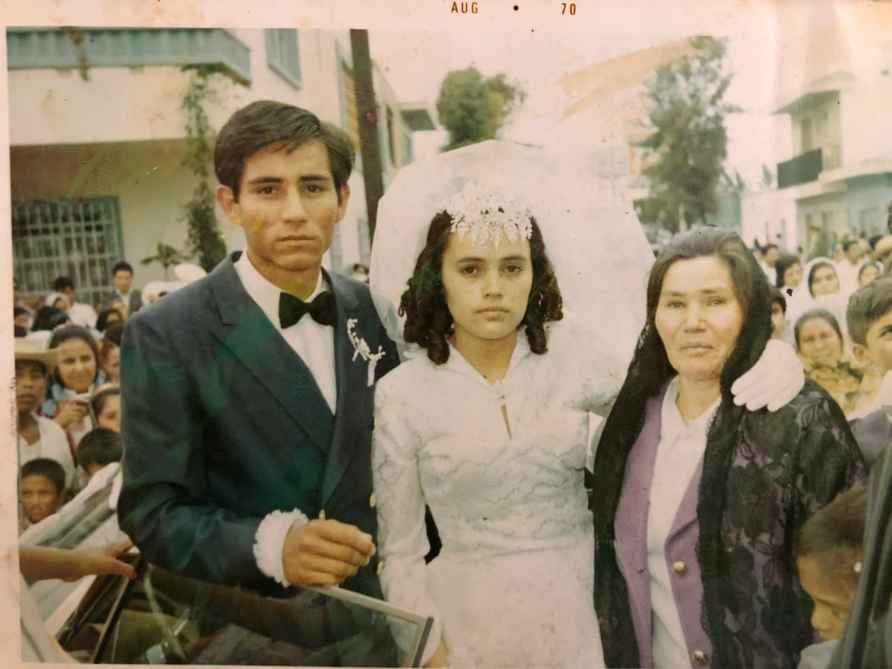 El matrimonio entre Meza y Serna duró 40 años. Tuvieron tres hijos, quienes también se salieron de la iglesia. Ellos se divorciaron hace unos años y siguen viviendo en Los Ángeles, California.