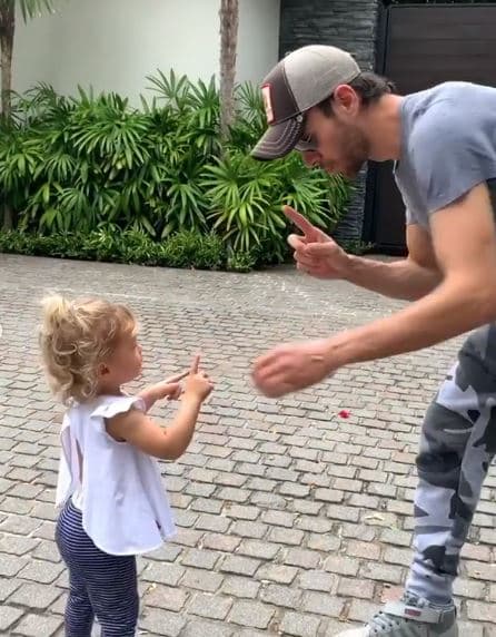 El intérprete de temas como 'Bailando' y 'Súbeme la radio' suele compartir imágenes o videos de algunas memorias que ha creado junto a sus hijos.