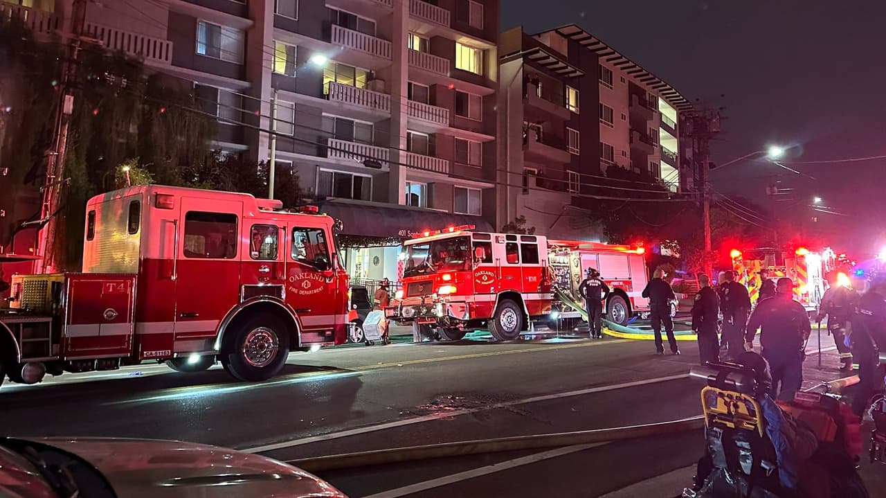 Rescatan a adultos mayores de incendio en Oakland; al menos 85 evacuados y tres heridos