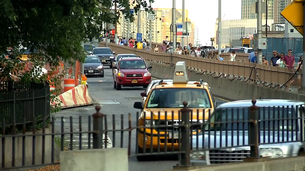 Aún no ha quedado claro cuándo entrará en vigor la cancelación, pues aunque el comunicado del departamento de Transporte señalaba que era de forma inmediata, la gobernadora
<b> Hochul aseguró que las cámaras permanecerán encendidas.</b>
<br>