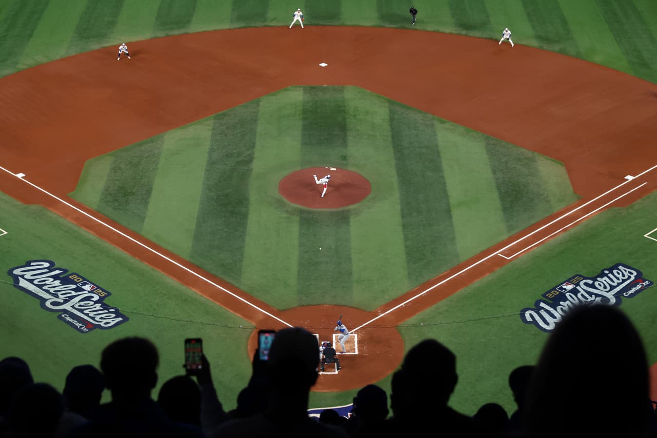 Asi lució el diamante en el Rogers Centre de Toronto para el Juego 2 de la Serie Mundial de la MLB.