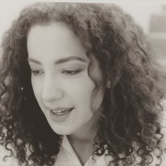 Sofía Rocha nació en Lima, Perú, el 4 de octubre de 1967. Desde pequeña supo que quería ser actriz, pero sus padres no la apoyaban así que a los 19 años se puso a vender dulces para pagarse un taller de actuación.