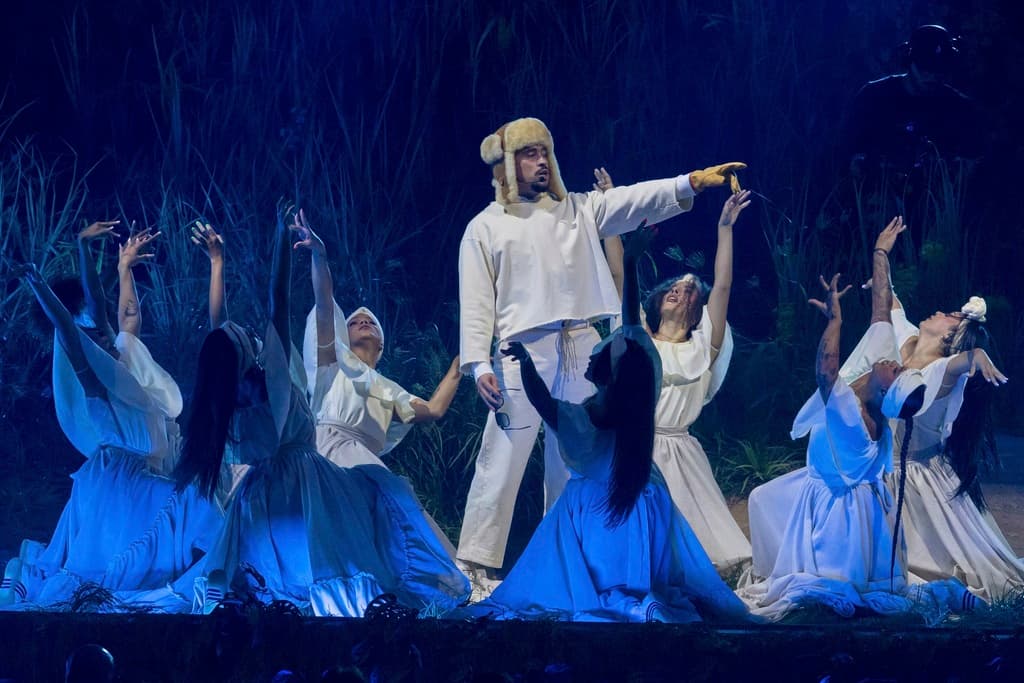 <b>Una serie de conciertos con propósito social y político:</b>
<br>La residencia de 30 conciertos en San Juan no es solo entretenimiento; Bad Bunny la diseñó para visibilizar el estatus colonial de Puerto Rico, la crisis de vivienda y el 
<a href="https://www.univision.com/local/puerto-rico-wlii/bad-bunny-llena-estadios-y-casas-su-residencia-dispara-el-hospedaje-en-la-isla">desplazamiento de comunidades locales por la gentrificación</a>.