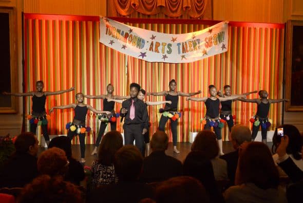 Y una canción cuyo estribillo decía "Yes you can", parafraseando el famoso lema de Obama en las elecciones de 2008.