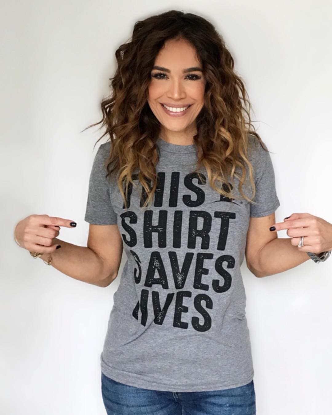 A través de su vestimenta también ha apoyado campañas de instituciones como St. Jude, quienes con el movimiento ‘This Shirt Saves Lives’ brindan apoyo a niños.