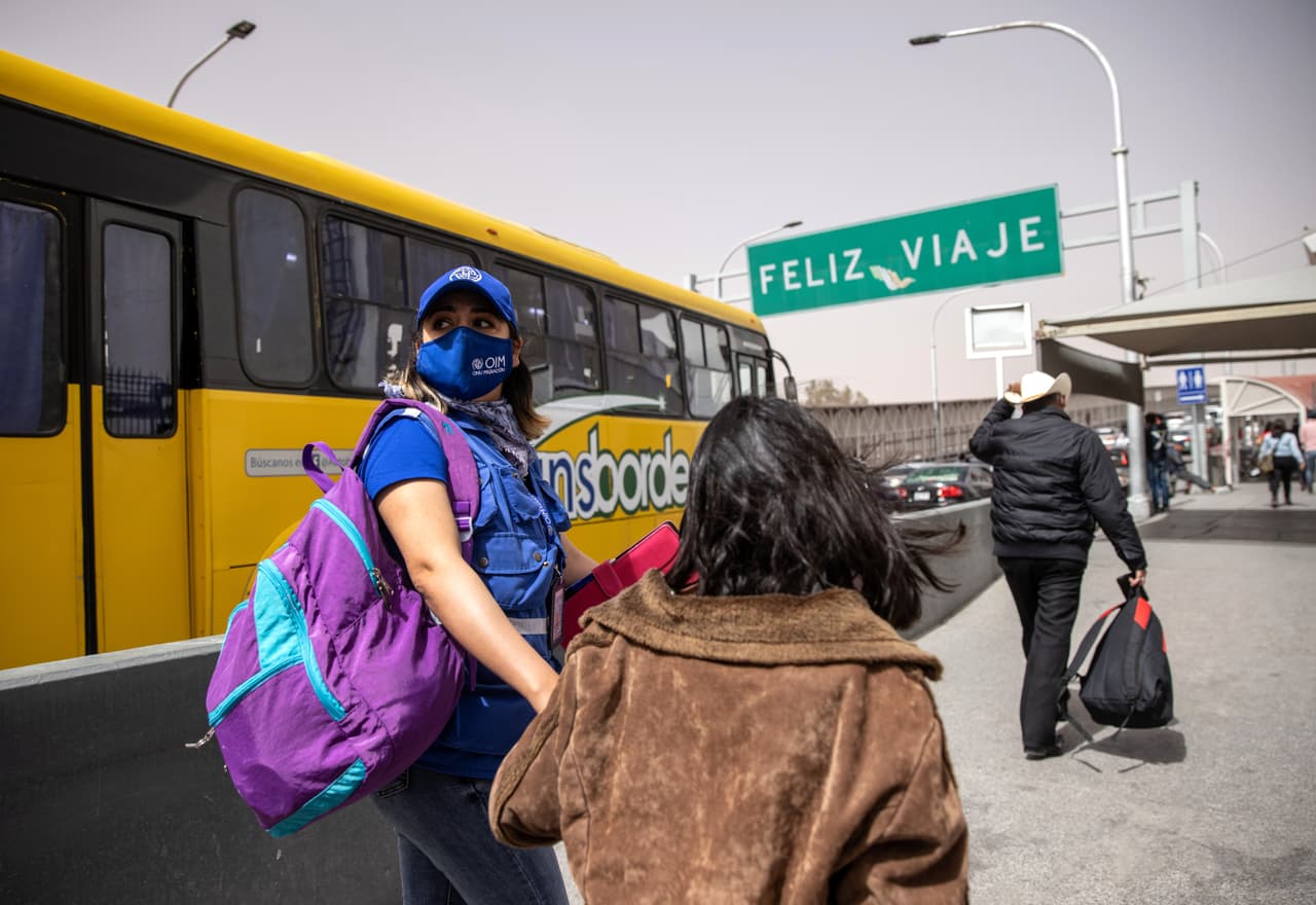 A los migrantes menores de 18 años se les permite quedarse en el país mientras el gobierno decide si tienen un sustento legal para solicitar la residencia, ya sea bajo la ley de asilo o por algún otro motivo. Mayorkas señaló que
<a href="https://www.univision.com/noticias/inmigracion/dhs-advierte-inmigrantes-adultos-solteros-expulsados-inmediato-titulo-42"> <u>“estamos en camino de encontrarnos con más individuos en la frontera suroeste que en los últimos 20 años”</u></a>. En la foto una niña migrante siendo guiada por una mujer con una identificación de la 
<a href="https://www.iom.int/"><u>Organización Internacional de la Migración</u></a>.