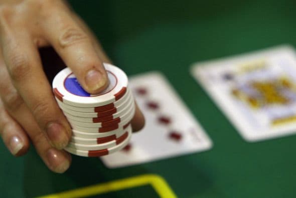 En cuanto al pago de impuestos federales, estatales y locales, la AGA especificó que la industria pago cerca de $16 mil millones en 2010, con una tasa efectiva de 32%, significativamente más alta que otras industrias. Pero al sumar el impacto secundario, la industria y otras empresas pagaron en conjunto $25 mil millones en impuestos.