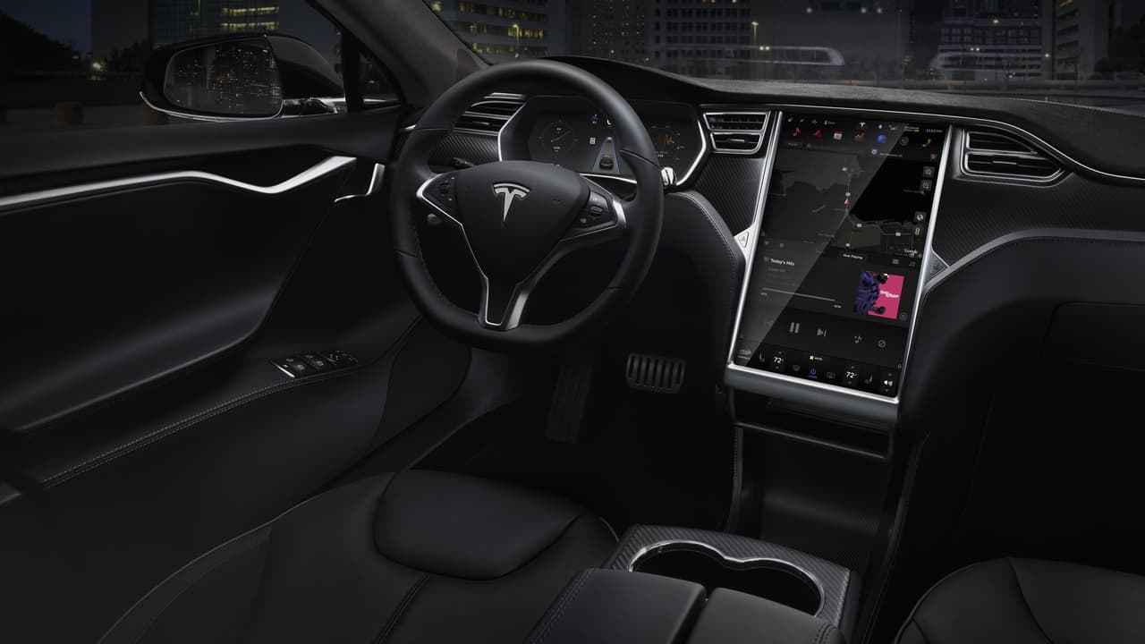 El
<b>Tesla Model S P100D</b> es un auto hermoso, lujoso y muy moderno y probablemente marque el camino que seguirán el resto de los fabricantes de automóviles de lujo. El precio de ser uno de los pioneros en el futuro de la conducción de lujo es de
<b>140,000 dólares</b>.