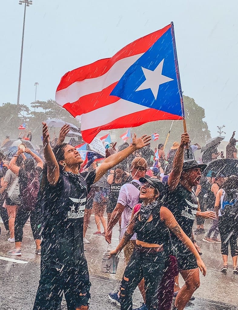 Ni la lluvia dejó que los puertorriqueños dejaran de manifestarse.