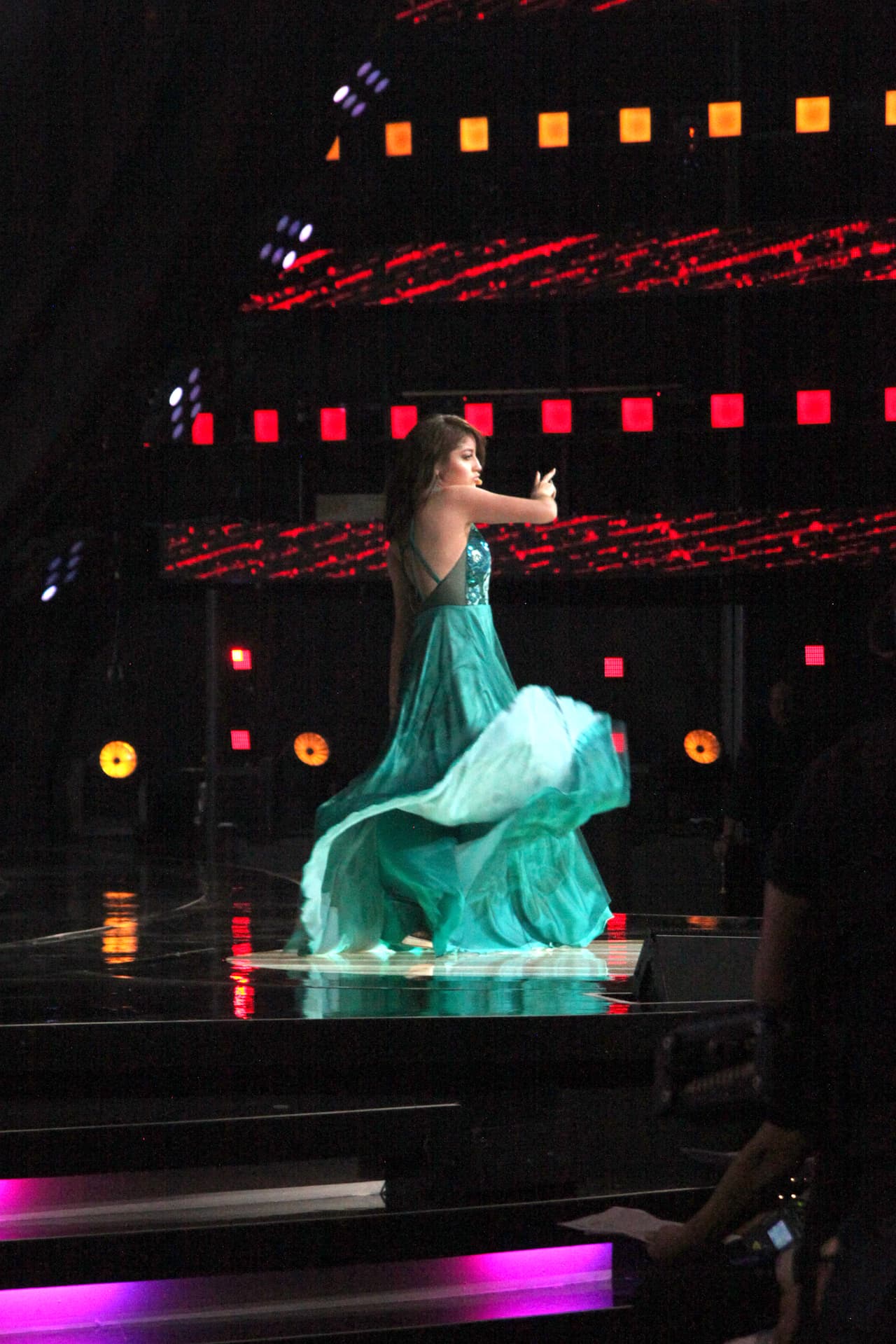 "Le puse mucho amor a este look porque creo que el verde es vida, es un color que realmente te da luz", comentó emocionada Karol Sevilla.