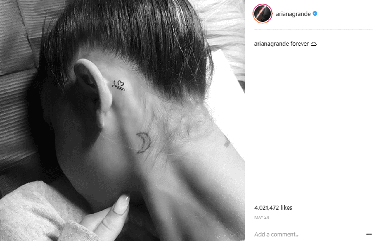 En honor a las víctimas Grande se tatuó tras su oreja una pequeña 
<b>abeja</b>, símbolo de la ciudad inglesa, y añadió alas en forma de corazón.