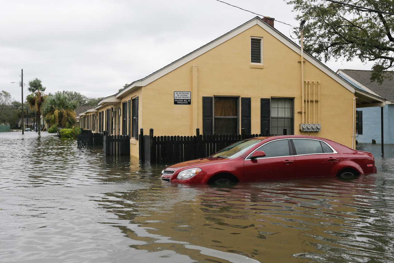 La inundación cubre los automóviles en Charleston, Carolina del Sur. 8 de octubre.