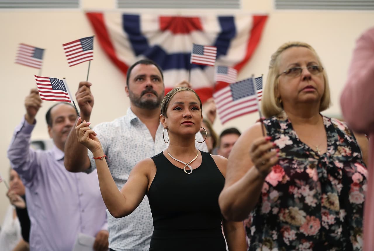Según el comunicado de USCIS, la nueva versión de la prueba contemplará 128 preguntas y respuestas de educación cívica. 
<br>