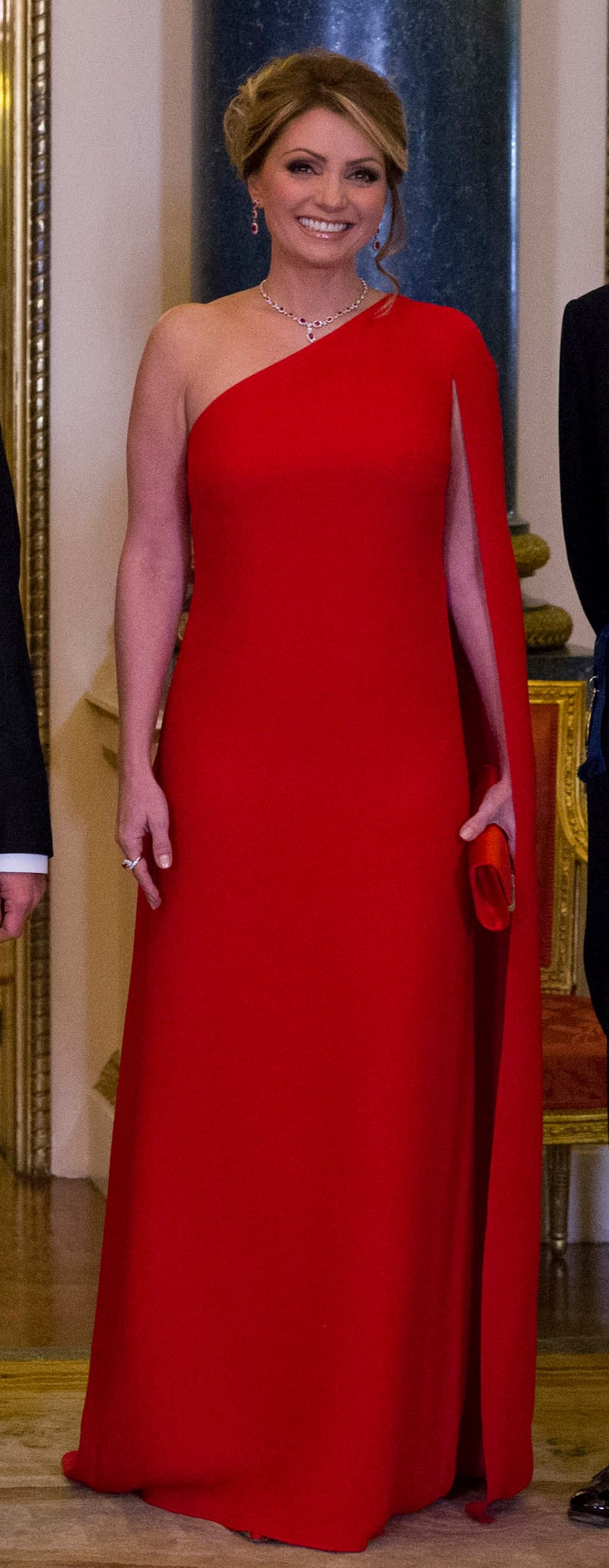 Mientras que el vestido rojo que se puede ver en la fotografía es de la firma Valentino y costó 3,300 dólares, según información de 
<a href="https://www.youtube.com/watch?v=gbUjSxhK19Y">El Gordo y La Flaca</a>.