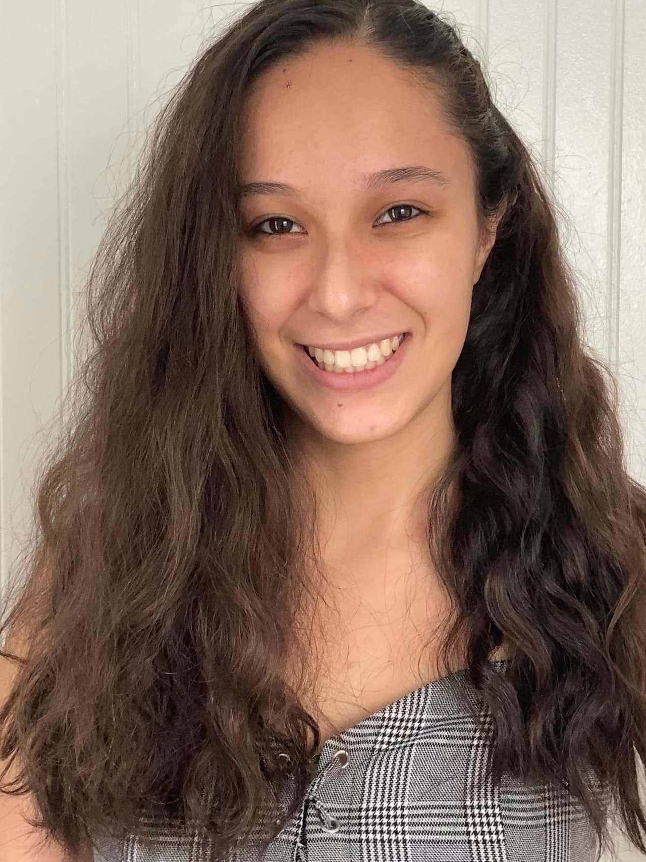 <b>Valentina Marin-Lopez</b>, quien es de Cliffside Park, Nueva Jersey, es la ganadora del tercer lugar. La joven mostró en su video una marioneta para enfatizar cómo ejercer el derecho al voto permite a cada persona tomar su propia decisión y no que otros elijan por ellos. “No votar por lo que uno cree, sino simplemente hacerlo, puede afectar a un país”, aseguró la chica, de 21 años, durante su participación en Edición Parental.