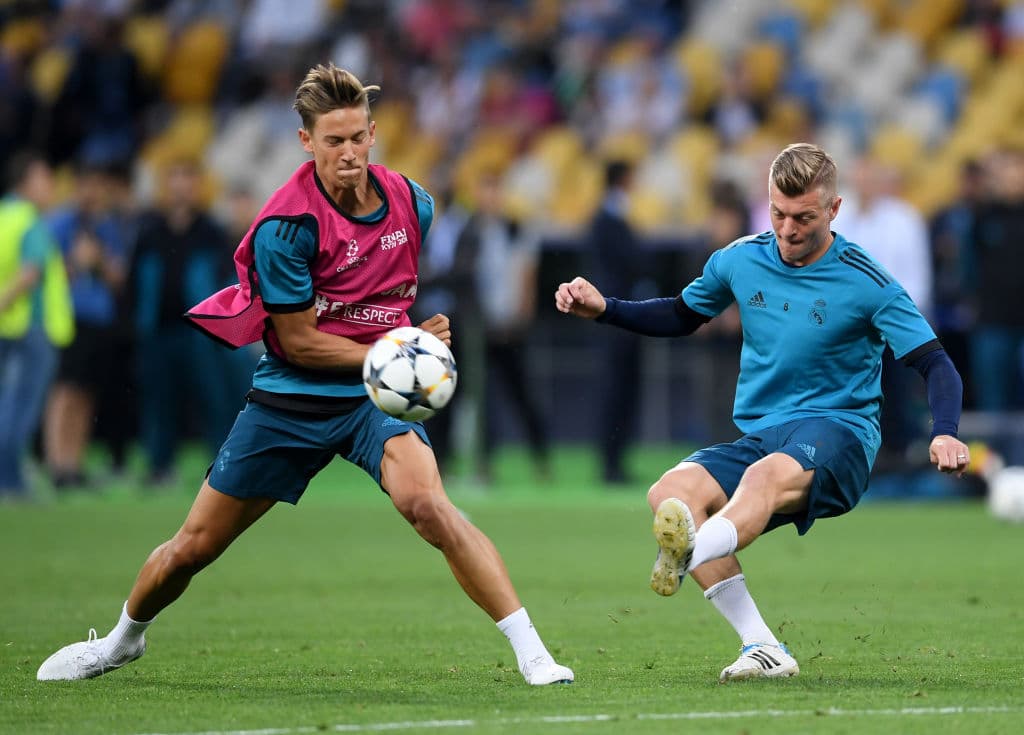 El alemán Tony Kroos y el español Marcos Llorente durante la práctica de reconocimiento al estadio ucraniano en el que buscarán darle más gloria al equipo blanco en competiciones europeas.