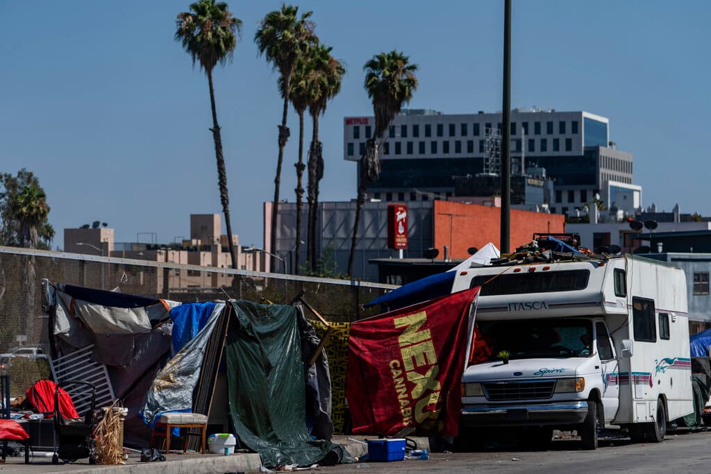 Buscan más restricciones para indigentes cerca de escuelas en Los Ángeles