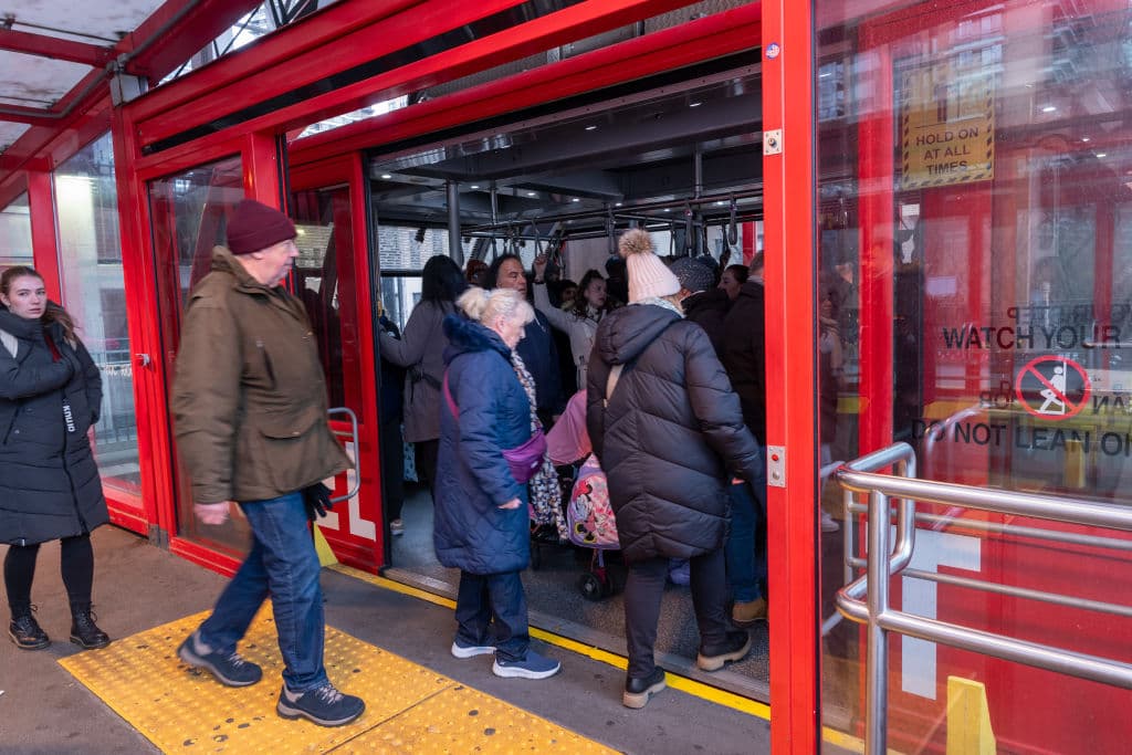 Por ello, han lanzado una petición para implementar un sistema que priorice su acceso en horas pico.