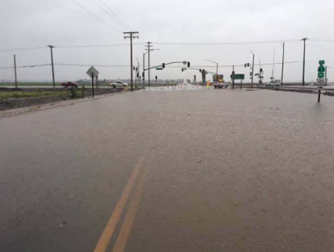 Inundaciones se reportaron en varias zonas del sur de California incluyendo el centro de Los Ángeles, Santa Clarita, Long Beach y Duarte. Una imagen de la carretera SR34 en Camarillo.