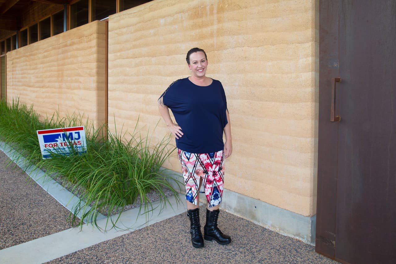 La candidata demócrata al Senado por Texas, MJ Hegar, moderó una conversación sobre el futuro de los demócratas texanos, que fue organizada por la dirección del Partido. Hegar enfrenta en noviembre al senador republicano John Cornyn, quien ocupa el puesto desde 2002. 
<br>
<br>"Tengo que decirles que valdrá mucho la pena cuando ganemos [al senador republicano John Cornyn] en noviembre. Aguanten y sigan peleando. [Cornyn] lleva en Washington demasiado tiempo y Texas merece algo mejor", dijo la también expiloto durante un debate sobre el futuro del partido en el estado. 
<br>