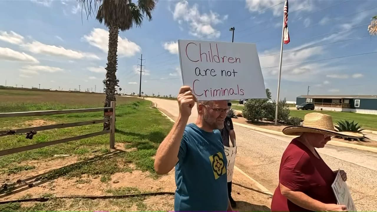 Pese a presiones, continúa el flujo de familias inmigrantes hacia el centro de detención Dilley, Texas